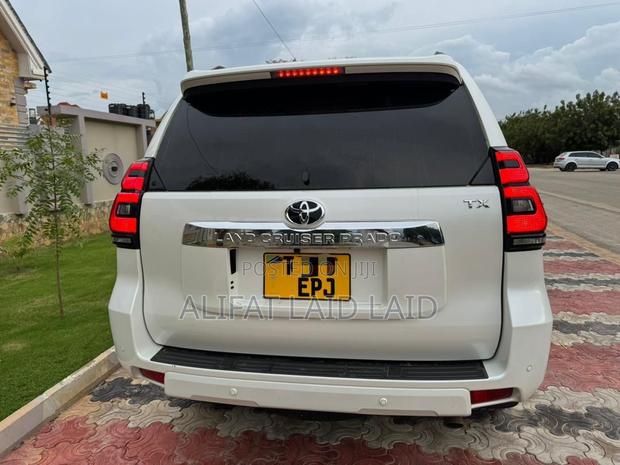 Toyota Land Cruiser Prado 2022 White