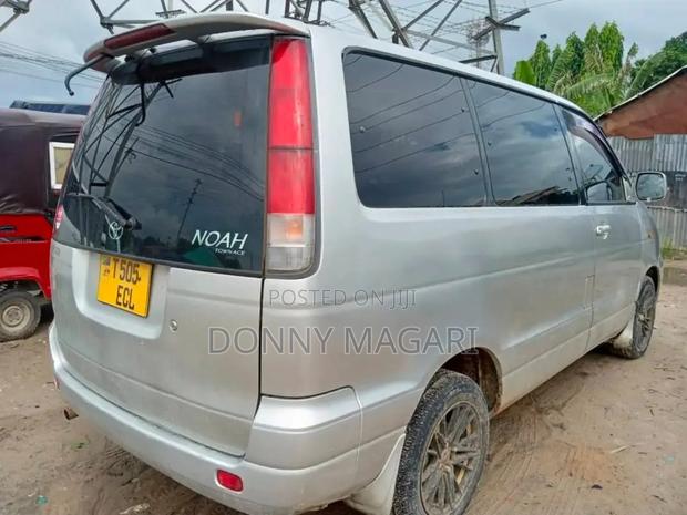 Toyota Noah 2003 Silver