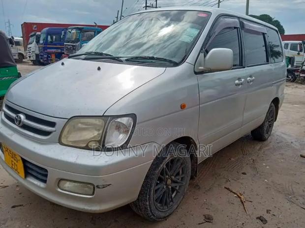 Toyota Noah 2003 Silver