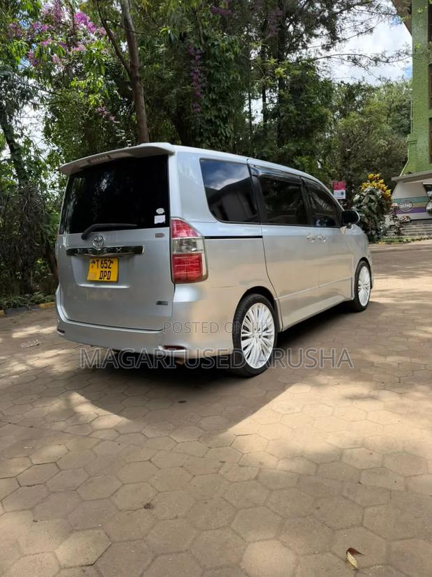 Toyota Noah 2008 Silver