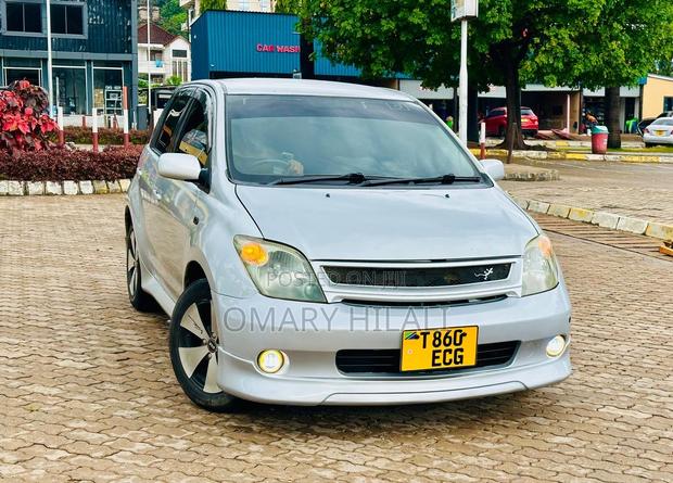 Toyota IST 2004 Silver