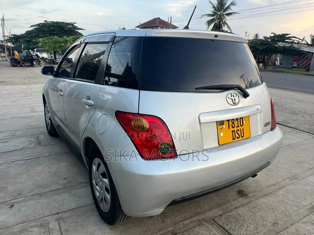 Toyota IST 2002 Silver