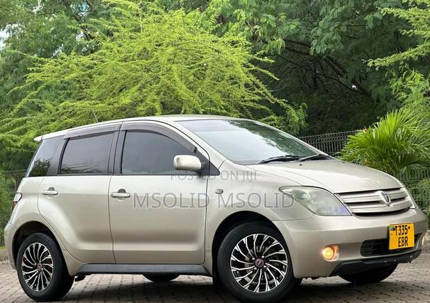 Toyota IST 2004 Gold