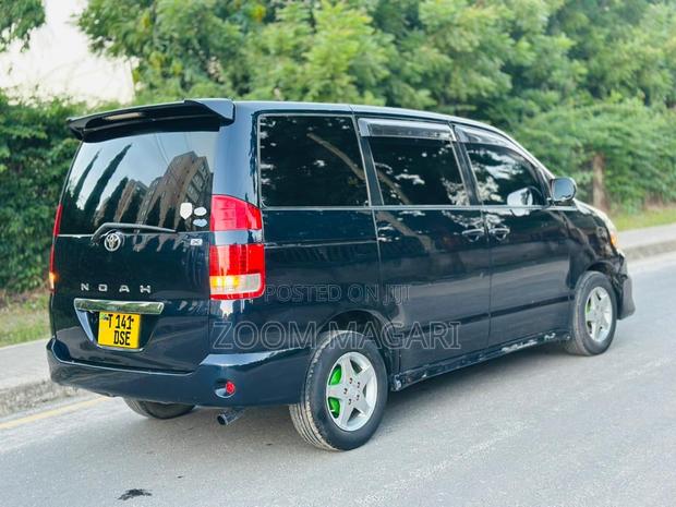 Toyota Noah 2004 Blue