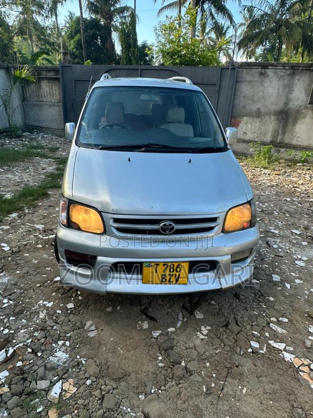 Toyota Noah 2002 Silver