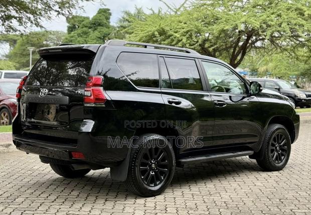 Toyota Land Cruiser Prado 2.7 2023 Black