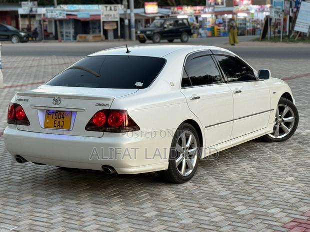 Toyota Crown 2006 White