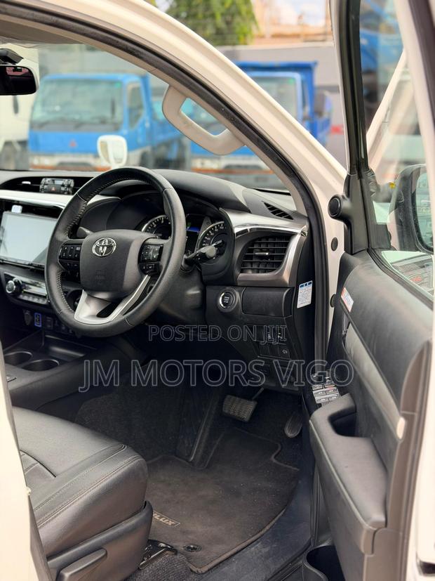 Toyota Hilux 2021 Pearl