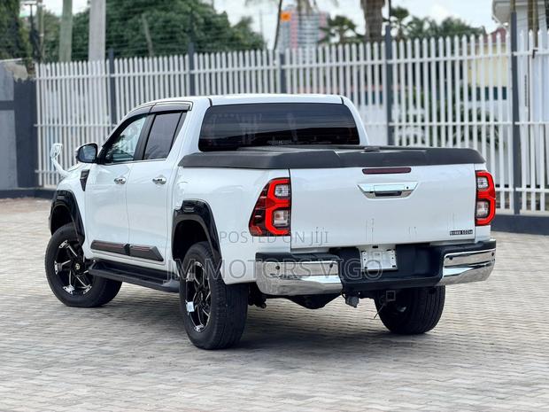Toyota Hilux 2021 Pearl