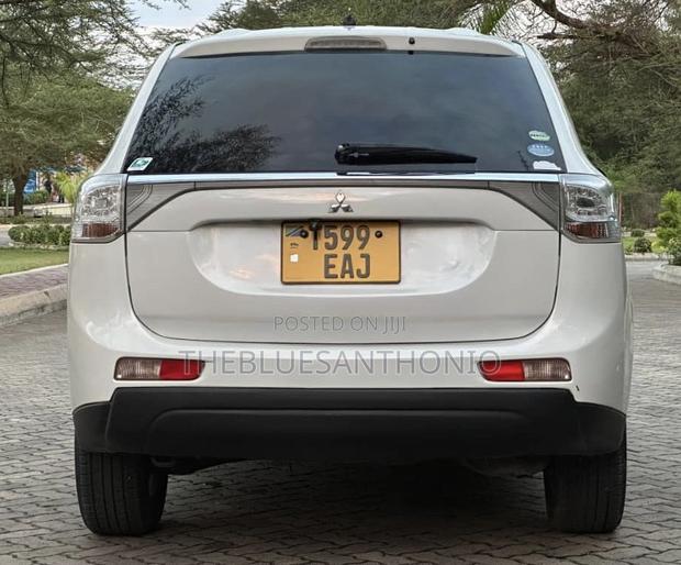 Mitsubishi Outlander 2013 White