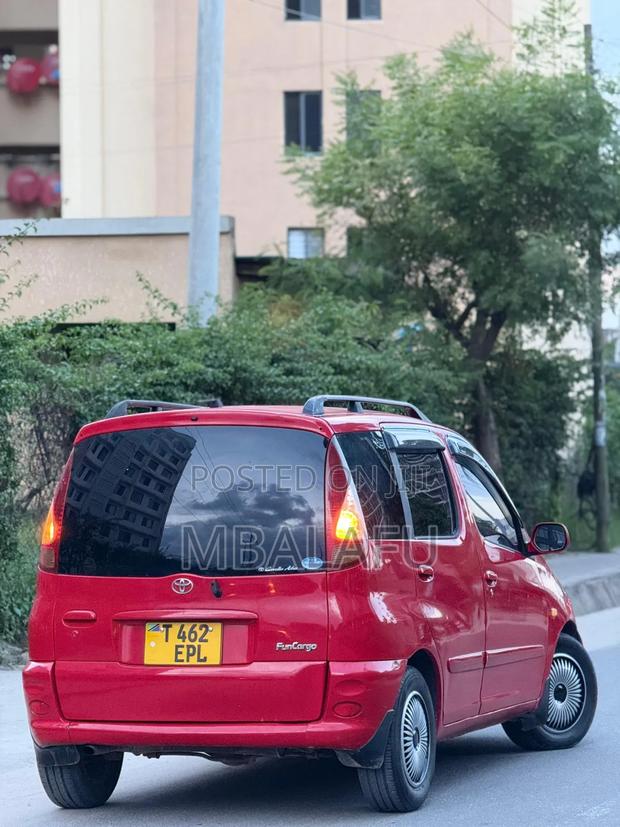 Toyota Fun Cargo 2004 Red