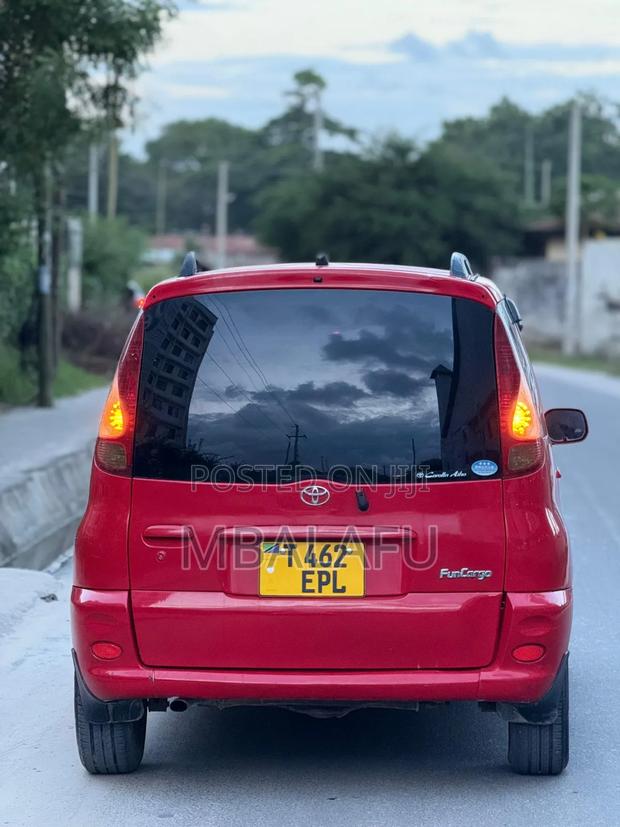 Toyota Fun Cargo 2004 Red