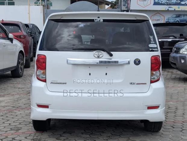 Toyota Corolla Rumion Hatchback 1.5 FWD 2009 White