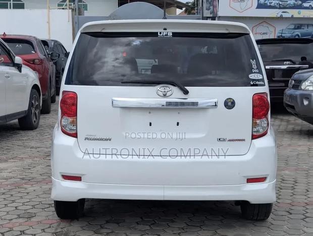 Toyota Corolla Rumion Hatchback 1.5 FWD 2009 White