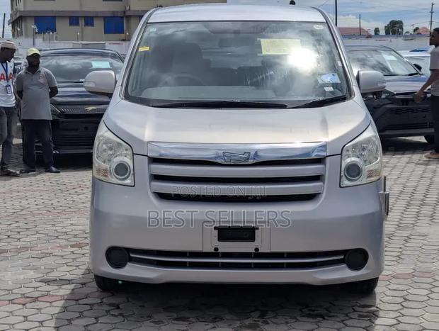 Toyota Noah 2.0 143hp AWD (7 Seater) 2009 Silver
