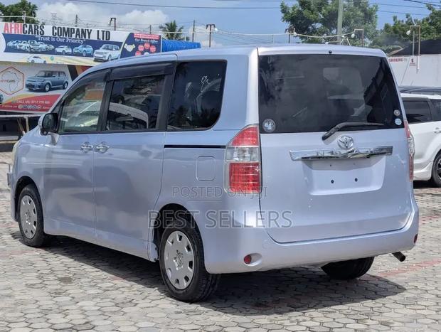 Toyota Noah 2.0 143hp AWD (7 Seater) 2009 Silver