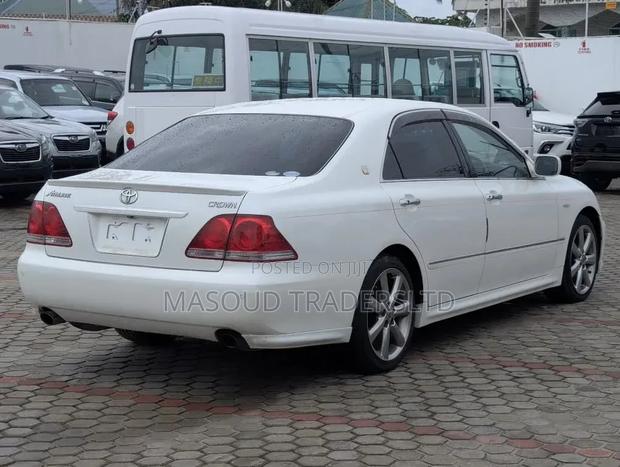 Toyota Crown 2004 White