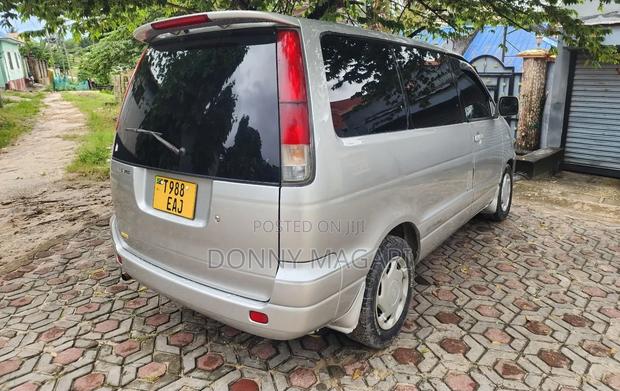 Toyota Noah 2001 Silver