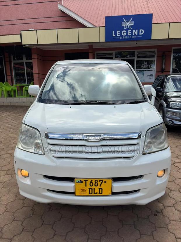 Toyota Noah 2005 White