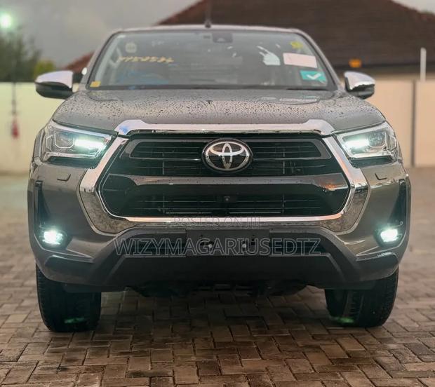 Toyota Hilux 2023 Brown