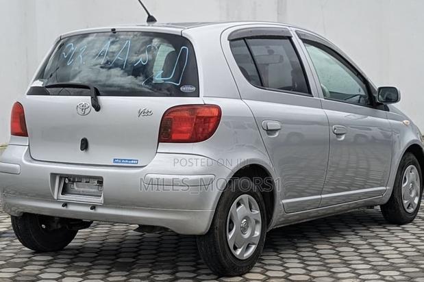Toyota Vitz 2002 Silver