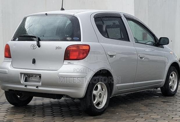 Toyota Vitz 2001 Silver