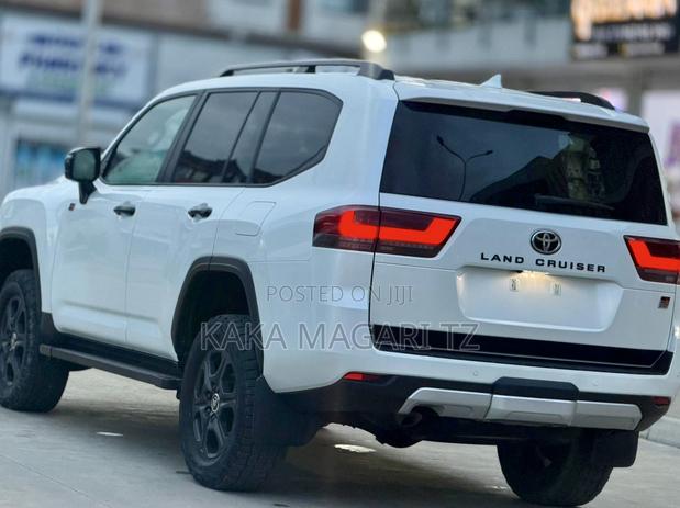 Toyota Land Cruiser 2024 Pearl