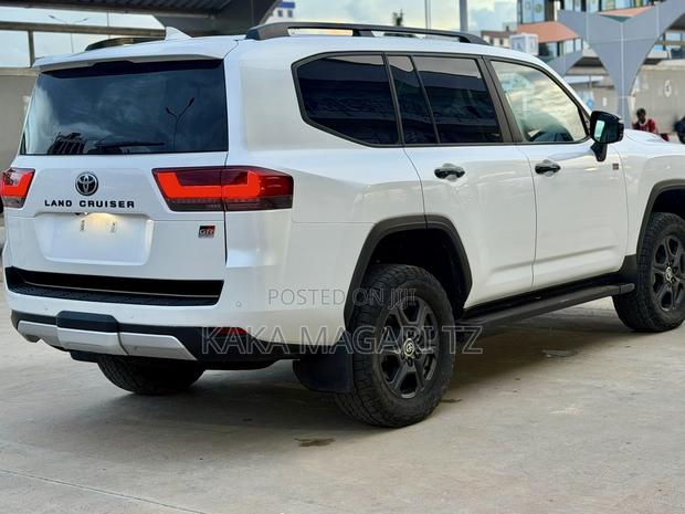 Toyota Land Cruiser 2024 Pearl