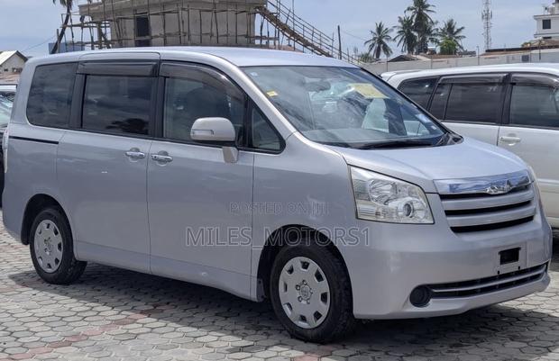 Toyota Noah 2009