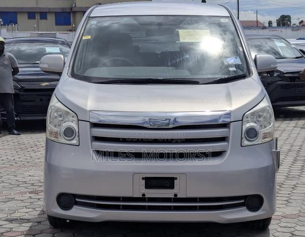 Toyota Noah 2009