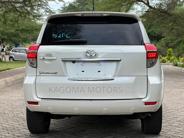 Toyota Vanguard 2010 White