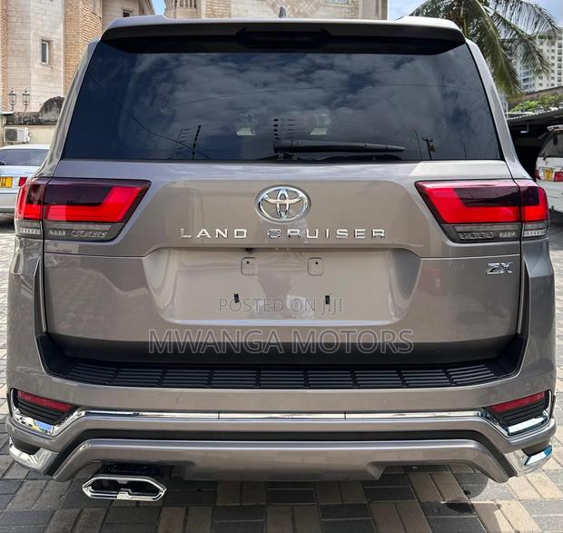 New Toyota Land Cruiser LC300 2025 Gray