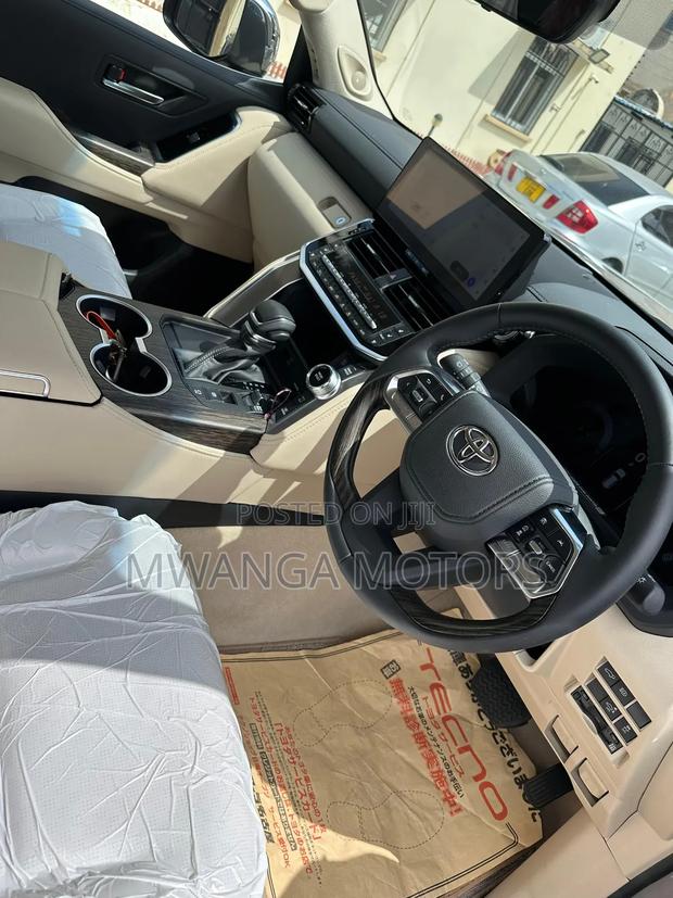 New Toyota Land Cruiser LC300 2025 Gray