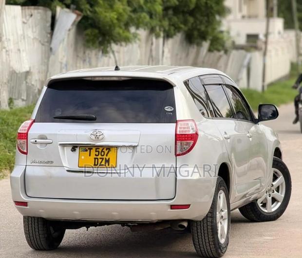 Toyota Vanguard 2010 Silver