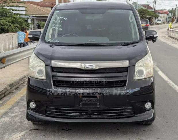 Toyota Noah 2.0 143hp AWD (8 Seater) 2008 Black