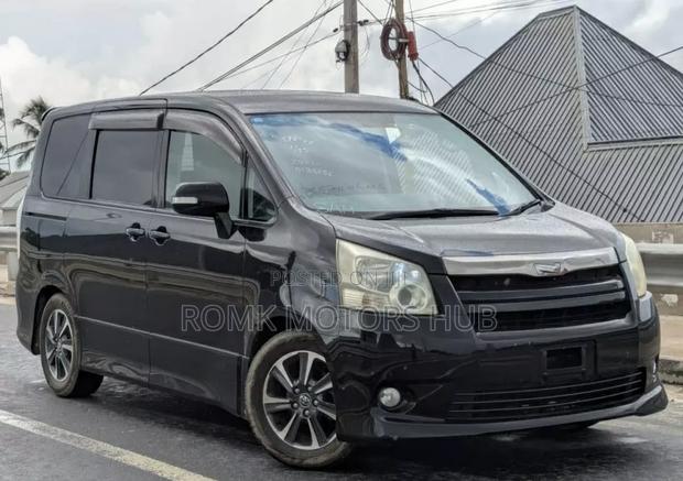Toyota Noah 2.0 143hp AWD (8 Seater) 2008 Black