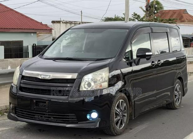 Toyota Noah 2.0 143hp AWD (8 Seater) 2008 Black