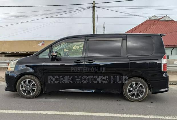 Toyota Noah 2.0 143hp AWD (8 Seater) 2008 Black