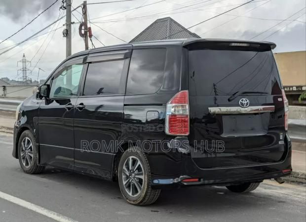 Toyota Noah 2.0 143hp AWD (8 Seater) 2008 Black