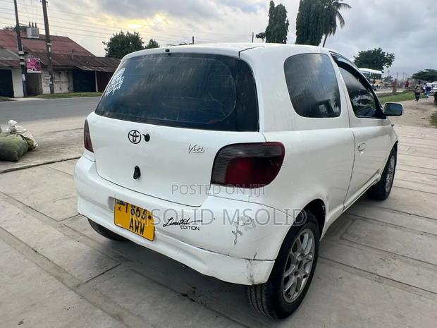 Toyota Vitz 2001 White