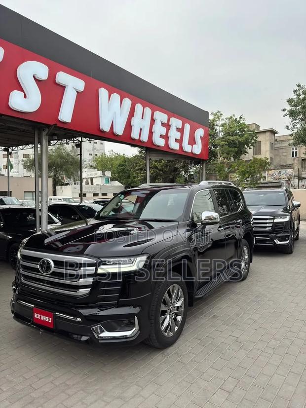 Toyota Land Cruiser LC300 2025 Black