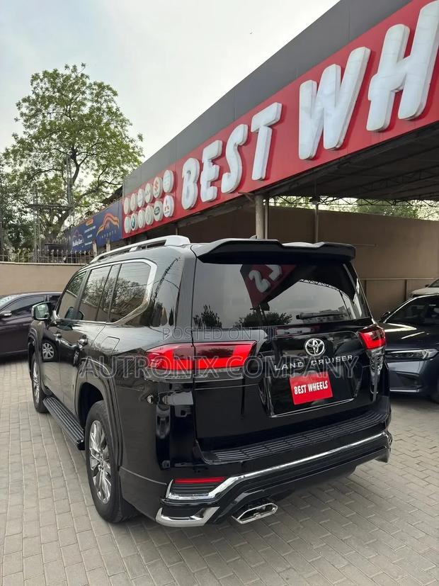 Toyota Land Cruiser LC300 2025 Black