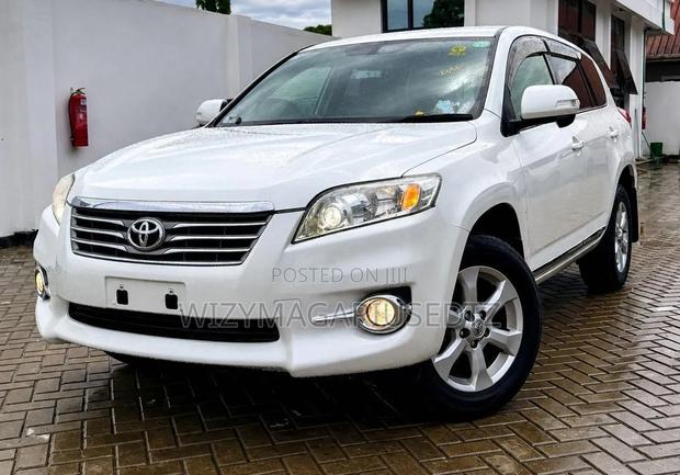 Toyota Vanguard 2011 Ivory