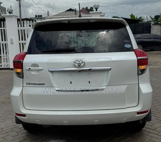 Toyota Vanguard 2011 Ivory