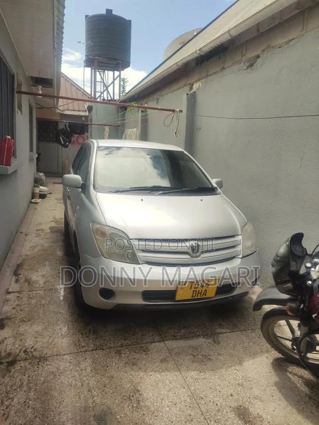 Toyota IST 2004 Silver