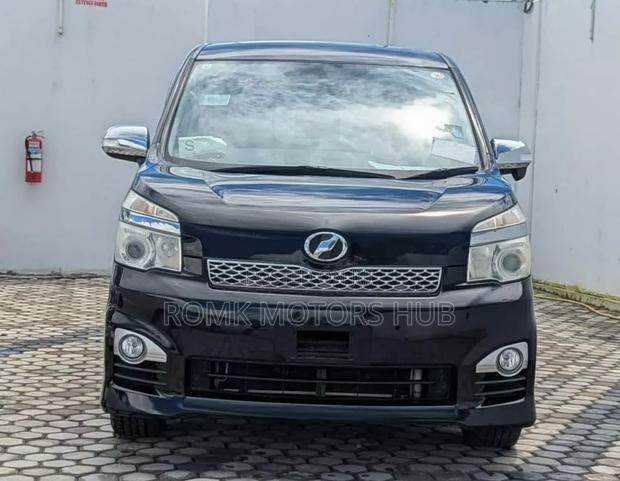 Toyota Noah 2.0 143hp AWD (7 Seater) 2013 Black