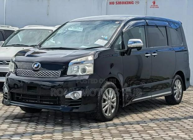 Toyota Noah 2.0 143hp AWD (7 Seater) 2013 Black
