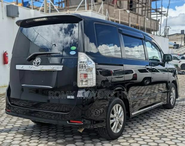 Toyota Noah 2.0 143hp AWD (7 Seater) 2013 Black