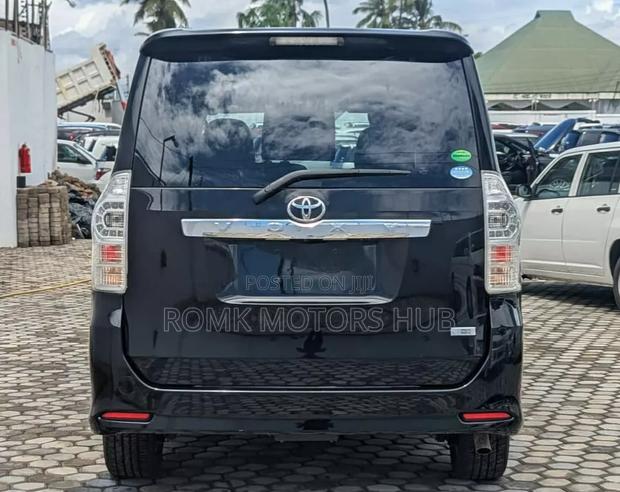 Toyota Noah 2.0 143hp AWD (7 Seater) 2013 Black