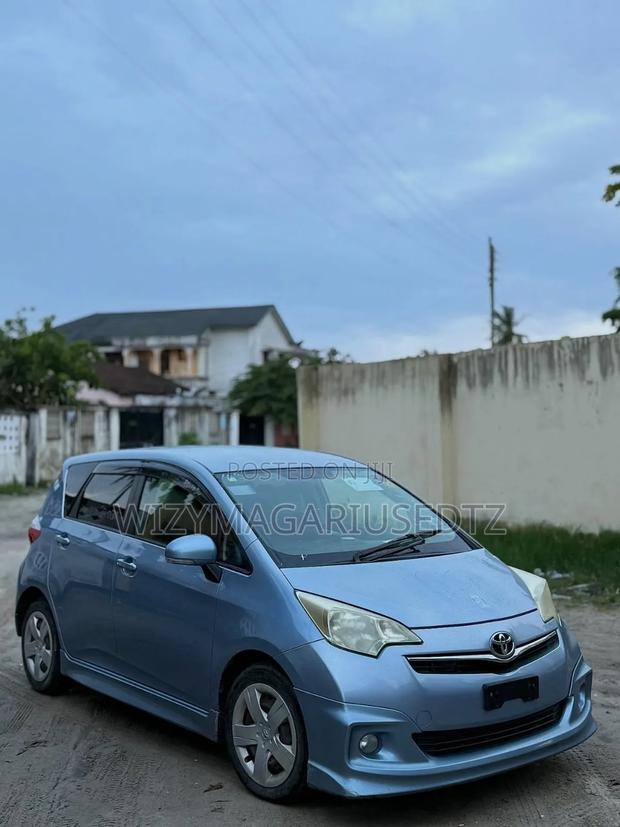 Toyota Ractis 2011 Blue